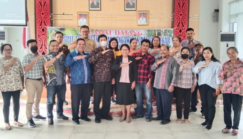Dinas Ketahanan Pangan dan Pertanian Kabupaten Samosir bersama dengan Tim Satgas Pangan menggelar rapat pengawasan pangan segar asal tumbuhan, di Aula Kantor Bupati Samosir, Jumat (9/12/2022).