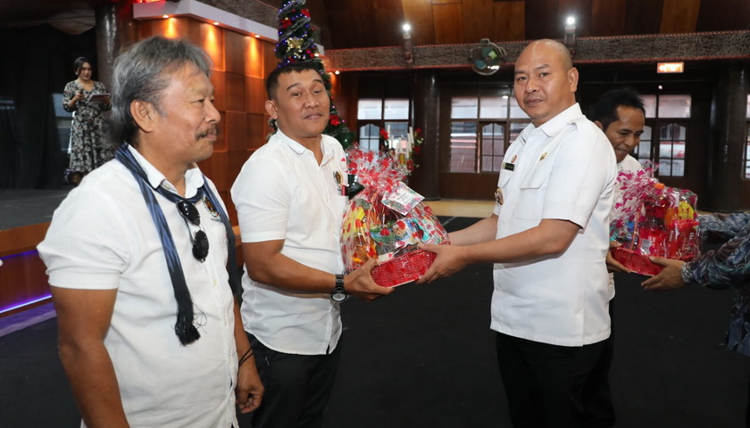 Dua kepala daerah menghadiri pelantikan Pengurus PWI Bonapasogit (Taput, Humbang, Toba, dan Samosir) Periode 2022-2025, di Sopo Partungkoan Tarutung, Taput, Rabu (7/12/2022).