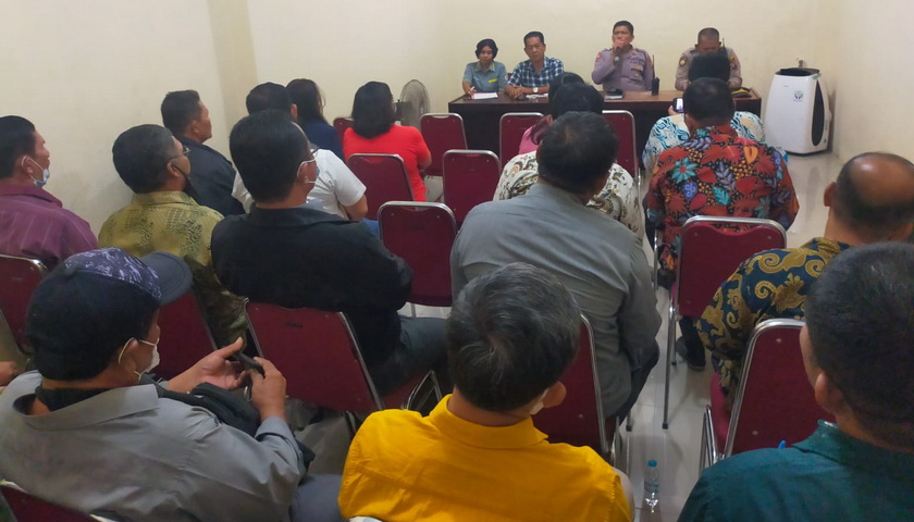Kapolsek Patumbak Kompol Faidir Chaniago SH MH mengadakan rapat koordinasi (rakor) bersama pengurus gereja yang ada di wilayah hukum Polsek Patumbak, kemarin.