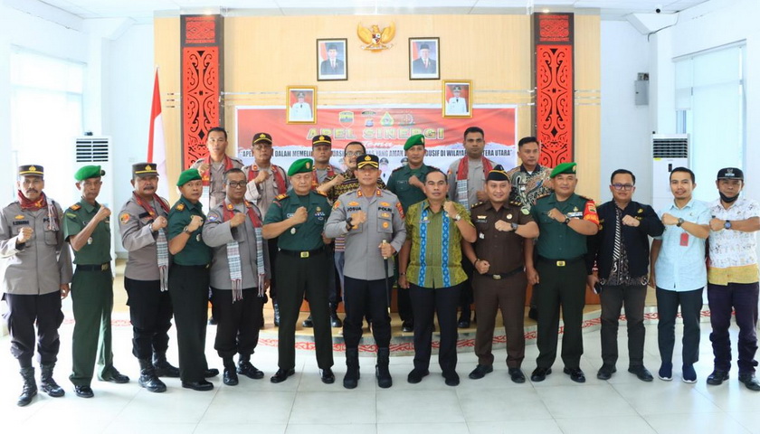 Pemerintah Kabupaten Samosir mengikuti apel sinergi bersama jajaran Polres Samosir, Danramil Pangururan, Kajari Samosir, di Aula Kantor Bupati Samosir, Kamis (15/12/2022).