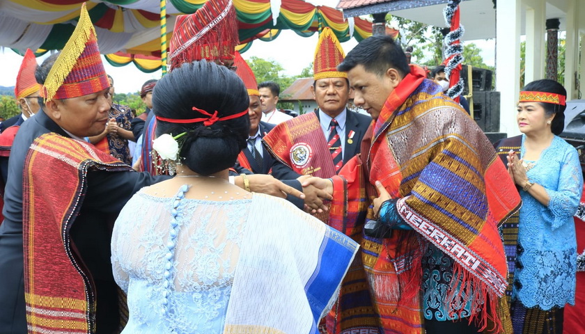 Bupati Samosir Vandiko T Gultom mengharapkan adanya suatu UMKM yang memiliki ciri khas Marga Sitohang di lokasi Tugu Sitohang.