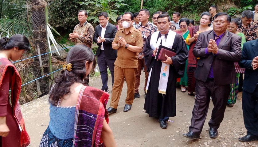 Pj Sekda Samosir Drs Waston Simbolon MM mewakili Bupati, menghadiri Pesta Syukuran Peresmian Gereja GKPI Sihotang I yang berlangsung di Desa Siparmahan, Kecamatan Harian, Selasa (27/12/2022).