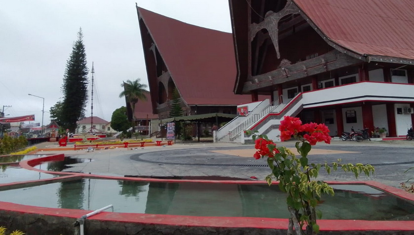 Kota Tarutung sekarang memiliki taman yang dapat dimanfaatkan masyarakat untuk rekreasi atau bersantai. Taman kota yang dibangun di Kompleks Sopo Partungkoan Jalan Sisingamangaraja itu dilengkapi dengan air mancur dan fasilitas bermasantai.