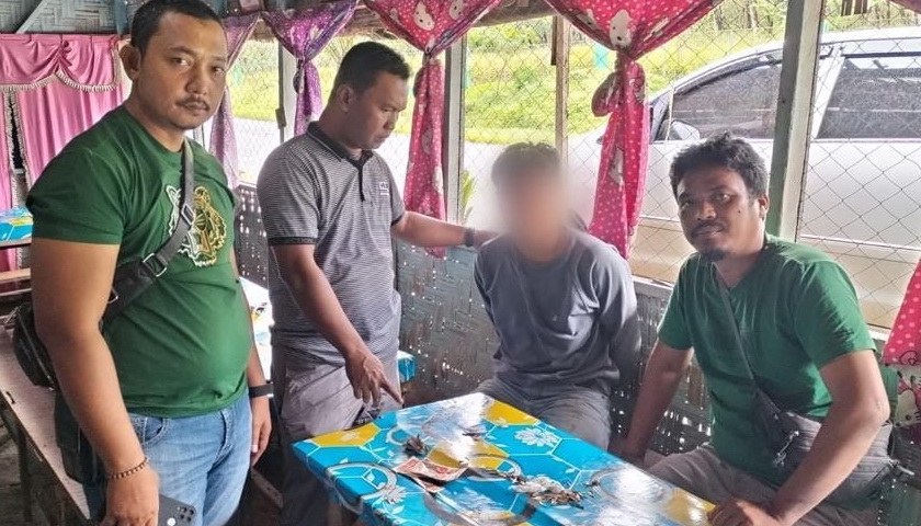 Seorang pemuda warga Simalungun tak berkutik saat ditangkap polisi di salah satu warung kopi di daerah Perdagangan Kabupaten Simalungun.
