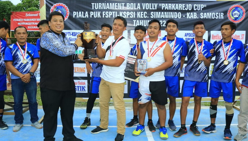 Bupati Samosir Vandiko T Gultom ST menyaksikan langsung pertandingan Final Turnamen Voli Parkarejo Cup 2022 antara Silimalombu VC melawan Bintang Rojas VC Onan Runggu.