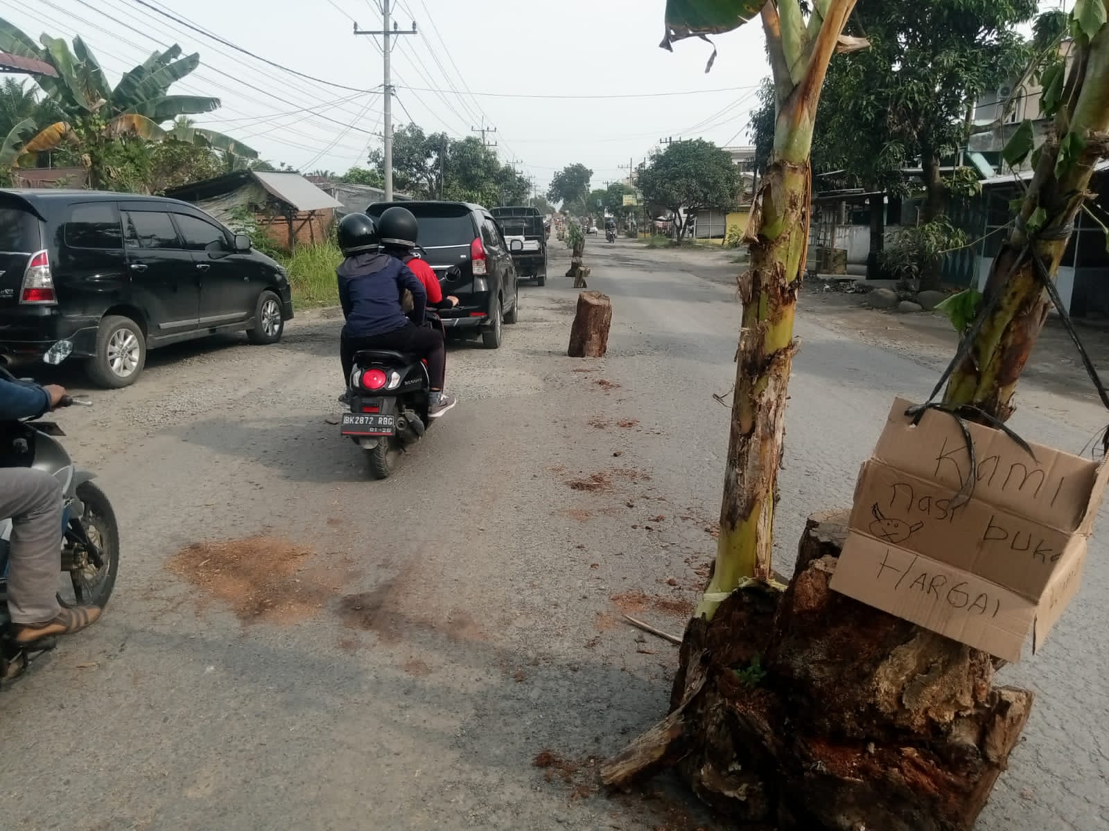 Proyek Tambal Sulam Dinas PUPR Langkat di Kecamatan Binjai Sisakan Lubang dan Debu, Masyarakat Pasang Pengaman Jalan