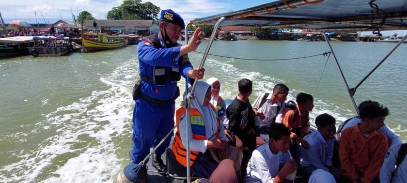 Kesulitan Angkutan Sekolah, Pelajar Pulo Kampai Diantar Kapal Sat Polair Polres Langkat