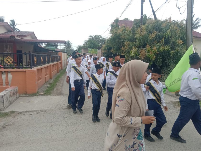 Ratusan Masyarakat dan Pelajar Meriahkan Pawai Ta'aruf MTQ Kelurahan Sentang