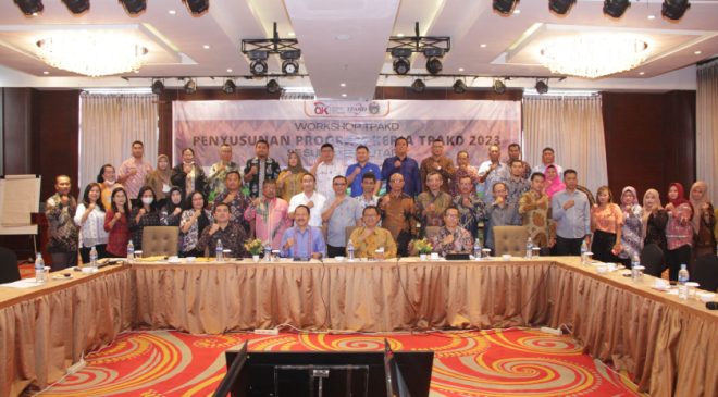 Tim Percepatan Akses Keuangan Daerah (TPAKD) Kabupaten/Kota se-Sumatera Utara (Sumut)  didorong untuk terus mempertahankan Indeks Inklusi Keuangan Sumut sebesar 95,58% pada tahun 2022. Antara lain dengan mendorong pemanfaatan produk, serta pembekalan kepada calon konsumen agar pemilihan ragam produk dapat sesuai kebutuhan, hak, kewajiban, manfaat dan risiko. Demikian Sekretaris Daerah Provinsi (Sekdaprov) Sumatera Utara (Sumut) Arief S Trinugroho sampaikan pada Pembukaan Workshop TPAKD se-Sumut di Ballroom Hotel Four Points by Sheraton Medan, Jalan  Gatot Subroto Nomor 395 Medan, Kamis (19/1/2023). “Berdasarkan hasil Survei Nasional Literasi Keuangan Indonesia (SNLKI) yang diselenggarakan oleh OJK pada tahun 2022 silam, Indeks Inklusi Keuangan di Provinsi Sumut sebesar 95,58% atau tertinggi ke-2 secara nasional setelah Provinsi DKI Jakarta. Hasil ini sangat menggembirakan dan harus tetap dipertahankan ke depan,” ujar Sekdaprov Sumut Arief S Trinugroho. Untuk itu, Arief mengimbau, kepada seluruh stakeholder agar memberikan literasi keuangan yang memadai kepada masyarakat Sumut dan  teliti dalam menggunakan layanan jasa keuangan, baik dalam bentuk penghimpunan maupun penyaluran dana. “Jadi kita perlu berhati-hati banyak penghimpunan dana pinjaman sifatnya online, aksesnya sangat mudah,  cepat cairnya, tapi setelah itu kita terjebak,” jelasnya. Sebagaimana roadmap TPAKD tahun 2023, peningkatan produk dan layanan keuangan syariah, untuk itu agar daerah-daerah yang memiliki potensi peningkatan ekonomi syariah dapat menyasar program keuangan yang berbasis syariah. Selain itu, program literasi/inklusi dapat dimulai  dari lingkup yang lebih kecil, yaitu pedesaan atau kelurahan di masing-masing daerah.