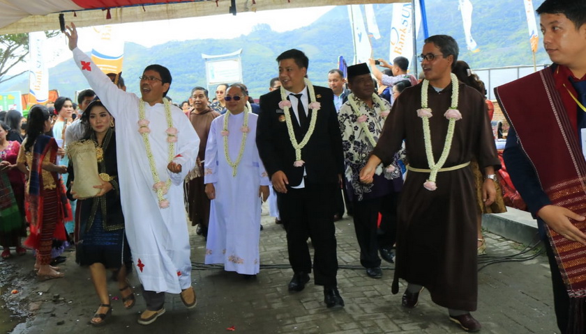 Bupati Samosir Vandiko T Gultom menghadiri Perayaan Ekaristi dan Tahbisan Imam di Komplek Gereja Katolik Paroki St. Mikhael Pangururan, Jumat (27/1/2023).