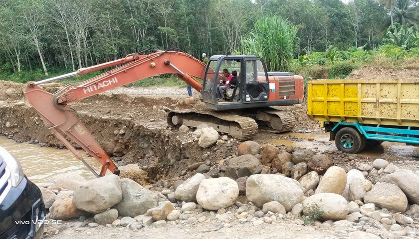 topmetro.news - Pihak kontraktor pengerjaan Jalinsum di Kabupaten Madina, PT Jaya Konstruksi kuat dugaan menggunakan galian C tanpa Izin, yang berasal dari Desa Simalagi Kecamatan Huta Bargot.