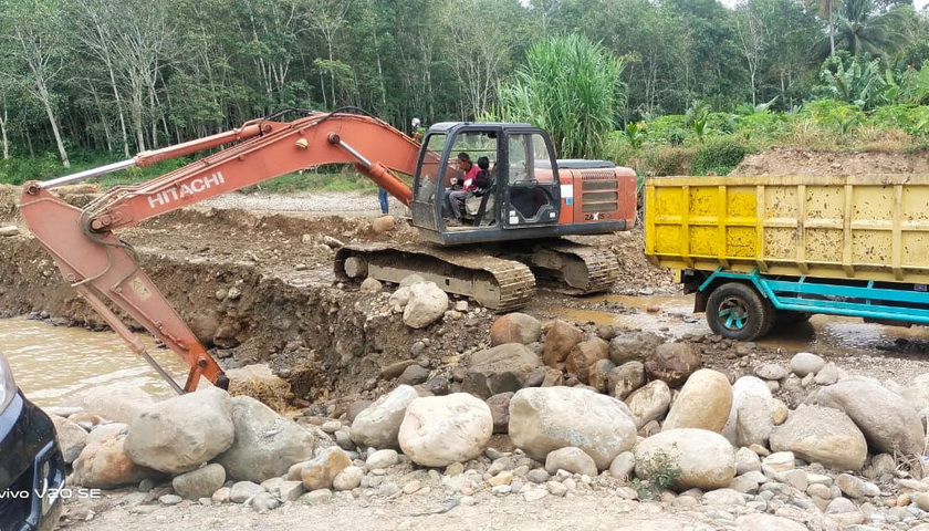 Aktivitas penambangan pasir dan batu (sirtu) di Desa Simalagi Kecamatan Huta Bargot Nauli Kabupaten Mandailing Natal (Madina) diduga kuat tak memiliki Surat Izin Penambangan Batuan (SIPB).