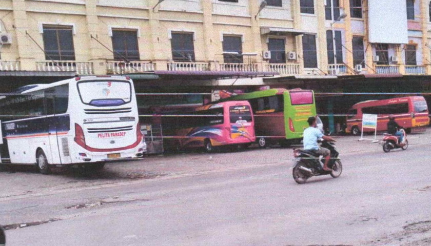 PT San Dhra Frima memprotes keras keberadaan bus angkutan AKDP (Angkutan Kota Dalam Provinsi) yang kata mereka tidak memiliki izin trayek masuk ke wilayah Unimed.
