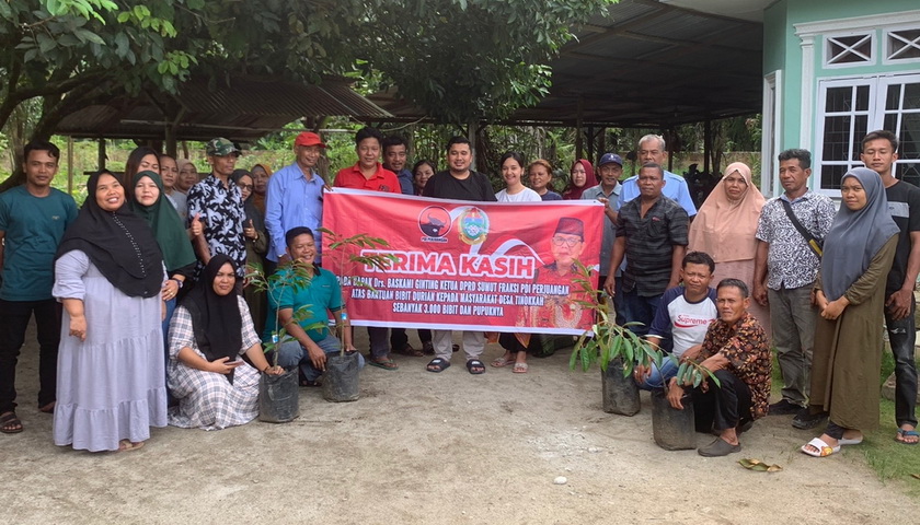 Ketua DPRD Sumut Baskami Ginting menyerahkan bantuan 3 ribu bibit durian beserta pupuk organik di Desa Tinokkah, Kecamatan Sipispis, Kabupaten Serdangbedagai, Sumatera Utara.