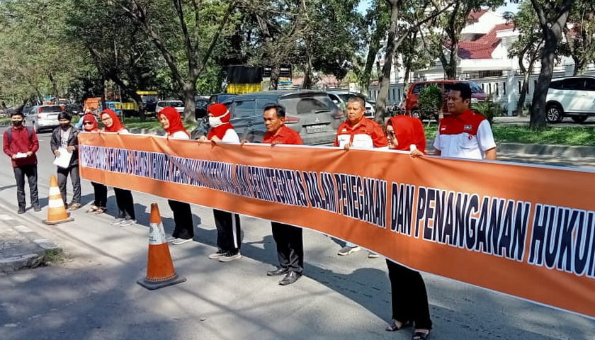 Puluhan massa yang mengatasnamakan Ormas Lumbung Informasi Rakyat (LIRA) Medan menggelar aksi unjuk rasa di Kantor Kejati Sumut Jalan AH Nasution, Medan, Senin (30/1/2023).
