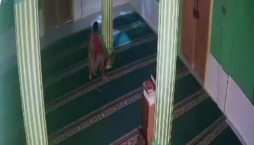 Warga akhirnya melaporkan pelaku pembobolan kotak amal di Masjid Jamik Diyaul Islam Kelurahan Gunung Baringin Kecamatan Panyabungan Timur ke Polres Mandailing Natal (Madina), Rabu (18/1/2023).