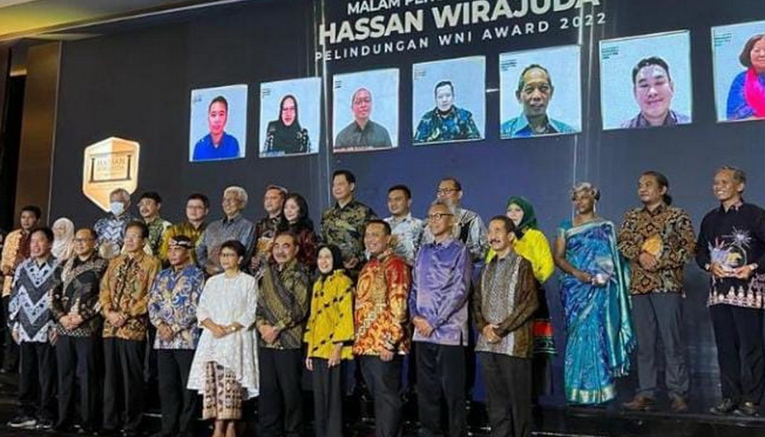 Menteri Luar Negeri (Menlu) Retno LP Marsudi memberikan penghargaan Hassan Wirajuda Pelindungan Award (HWPA) kepada 22 pegiat pelindungan WNI