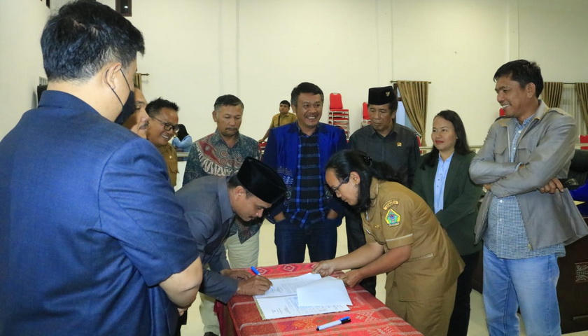 Vandiko T Gultom menghadiri Rapat Paripurna Penetapan Program Pembentukan Peraturan Daerah (Propemperda) Kabupaten Samosir Tahun 2023.