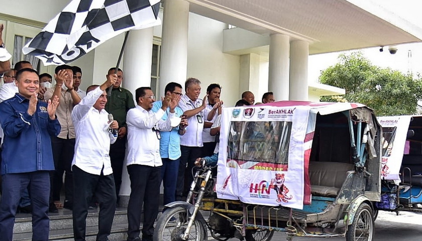 Sedikitnya 150 becak motor menggunakan tenda Hari Pers Nasional Tahun 2023, dilepas Gubernur Sumut Edy Rahmayadi untuk berpartisipasi menyosialisasikan HPN kepada masyarakat luas.
