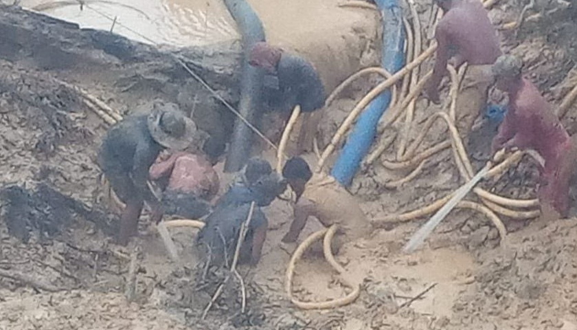 Dua orang Penambang Emas Tanpa Izin (PETI) dengan mesin dompeng yang melakukan aktifitas tambang di eks lokasi PT Madina Madani Mining (M3) Kelurahan Tapus Kecamatan Linggabayu Kabupaten Mandailing Natal (Madina) tewas tertimpa longsor, Kamis (19/1/2023).