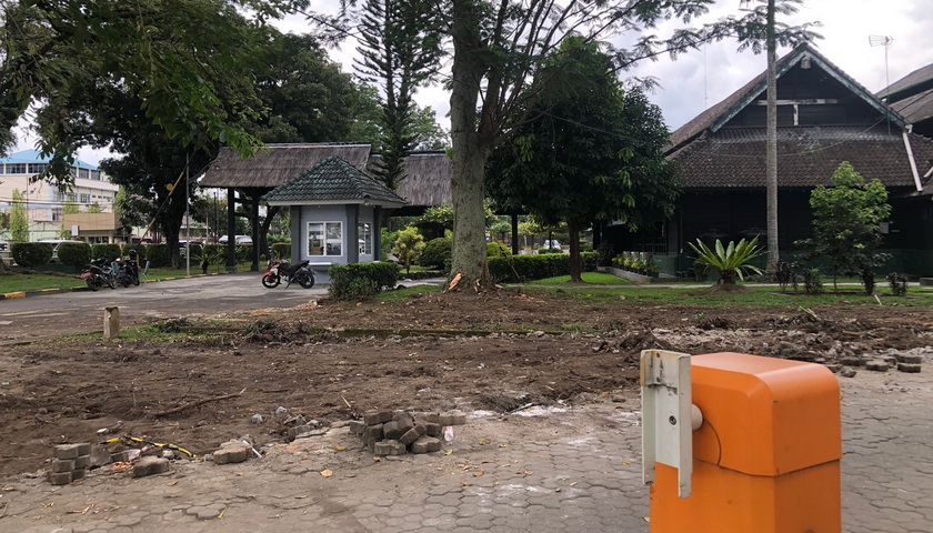 Pemerintah Provinsi Sumatera Utara (Pemprov Sumut) langsung merobohkan tembok pembatas antara Kantor Gubernur dengan eks Medan Club, pasca-pelunasan pembelian lahan.