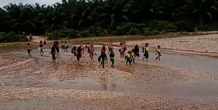 Camat Wampu Gerah Klarifikasi Terkait Pelajar Harus Sebrangi Sungai di Langkat