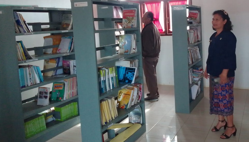 SMP Negeri VII Pagarsinondi Tarutung secara berkelanjutan melaksanakan kegiatan bina literasi dengan memanfaatkan buku yang ada di perpustakaan sekolah.