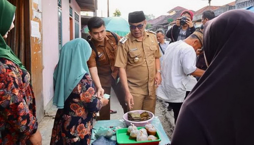 Bupati Mandailing Natal (Madina) HM Jafar Sukhairi Nasution kembali membagikan gajinya kepada masyarakat. Dan kali ini ke pedagang yang ada di Pasar Panyabungan Julu, Kecamatan Panyabungan, Madina, Selasa (21/2/2023).