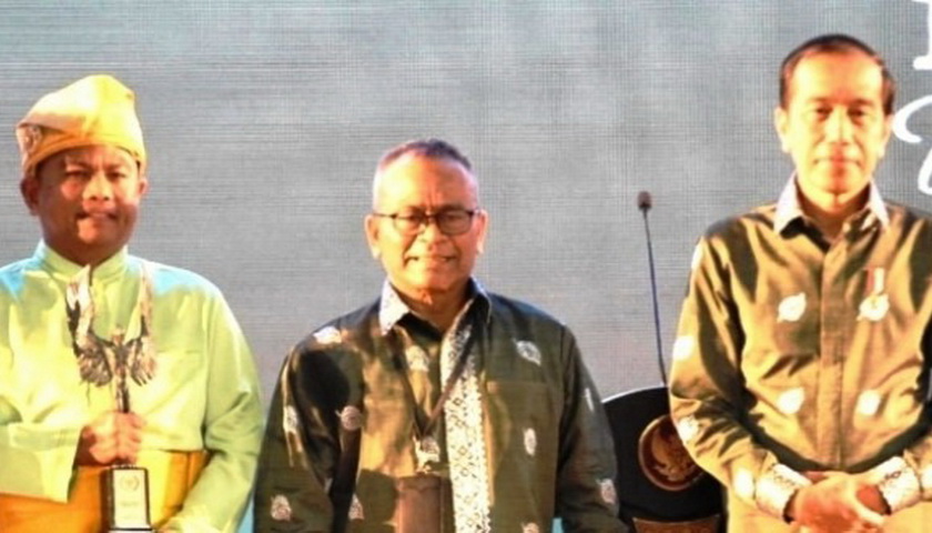Ketua Persatuan Wartawan Indonesia (PWI) Pusat Atal S Depari menyerahkan Anugerah Kebudayaan Persatuan Wartawan Indonesia (AK PWI) kepada Bupati Sergai H Darma Wijaya