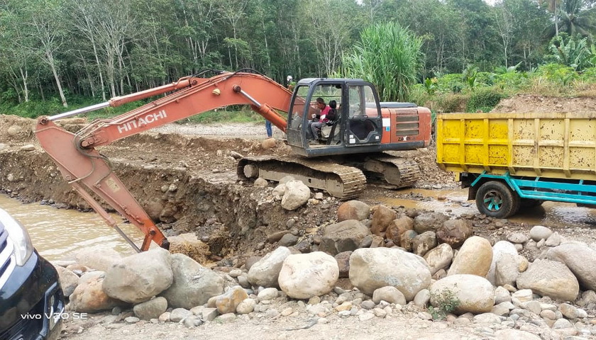 Aktifitas 'dump truck' pengangkut galian C dari Desa Simalagi Kecamatan Huta Bargot Mandailing Natal (Madina) mendapat keluhan dari warga sepanjang jalan penghubung Kecamatan Huta Bargot ke Panyabungan.