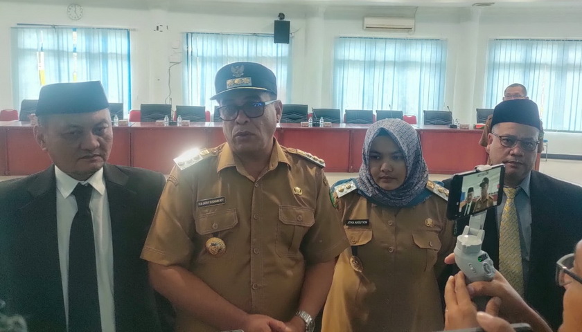 Bupati Mandailing Natal HM Ja'far Sukhairi Nasution bersama Wakil Bupati Atika Azmi Utammi Nasution menanggapi konfirmasi wartawan terkait isu jual beli kalender di sekolah dan desa.
