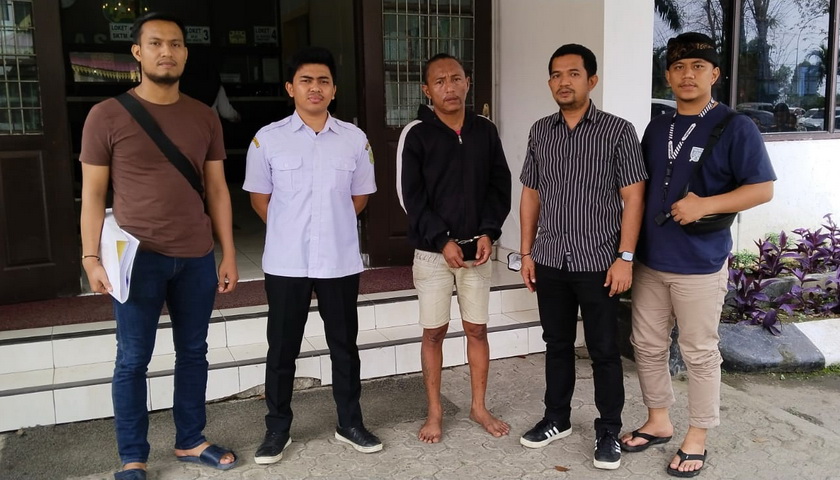 Pelaku pengrusakan rumah warga, Umar Rito (42), akhirnya diserahkan Polsek Percut Sei Tuan ke Dinas Sosial Kota Medan