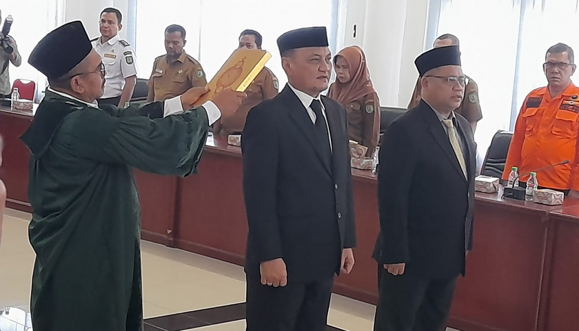 Bupati Mandailing Natal (Madina) HM Ja'far Sukhairi Nasution didampingi Wakil Bupati Atika Azmi Utammi Nasution melantik dua staf khusus bidang sosial politik dan ekonomi pembangunan.