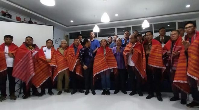 Rombongan Serikat Media Siber Indonesia (SMSI) perwakilan dari seluruh provinsi yang ada di Indonesia, mendapat penghargaan dari Pemkab Samosir, Sumatera Utara, Minggu (5/2/2023).