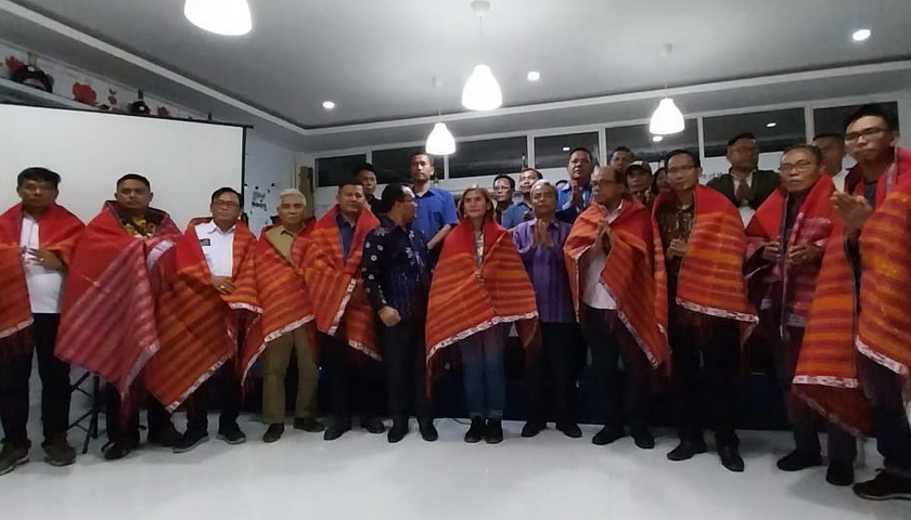 Rombongan Serikat Media Siber Indonesia (SMSI) perwakilan dari seluruh provinsi yang ada di Indonesia, mendapat penghargaan dari Pemkab Samosir, Sumatera Utara, Minggu (5/2/2023).