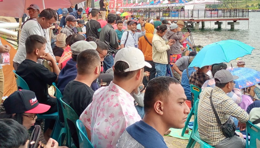 Ribuan penonton memenuhi kawasan sekitar venue F1 Power Boat atau F1H2O Danau Toba 2023 yang dikelola masyarakat lokal dan panitia penyelenggara, di Kota Balige, Kabupaten Toba, Sumatera Utara (Sumut).