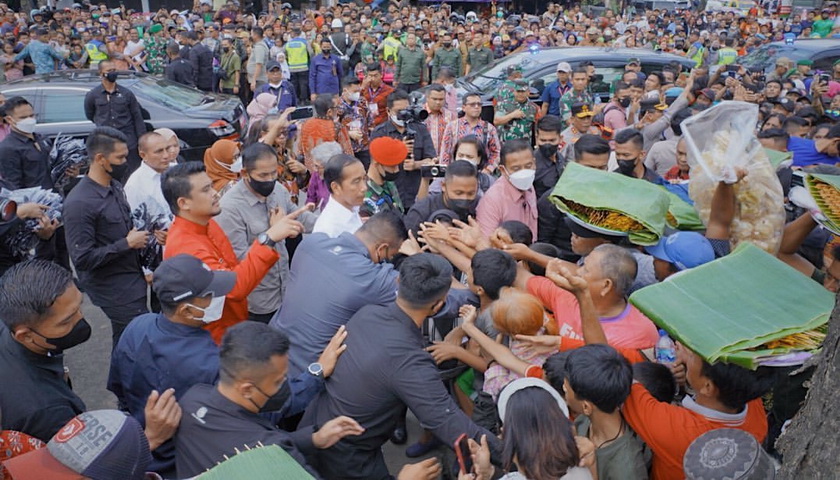 Kunjungan Presiden Joko Widodo di dua pasar tradisionil di Kota Medan dapat sambutan meriah luar biasa dari masyarakat dan para pedagang, Kamis (9/2/2023).