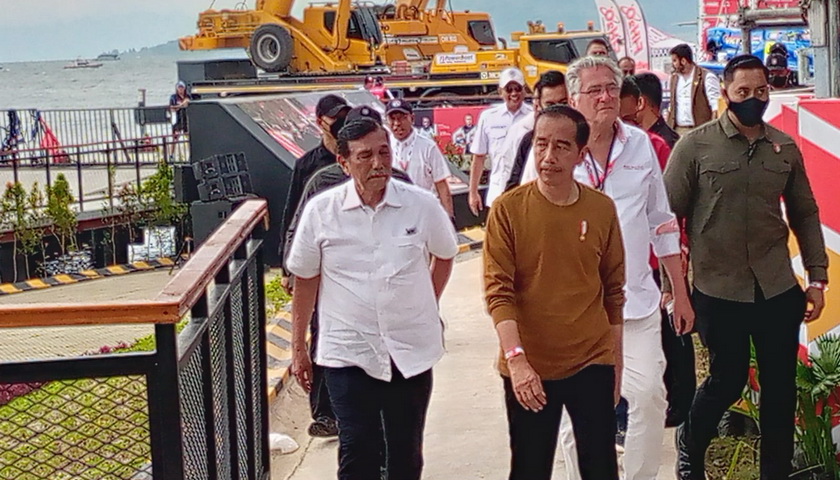 Presiden Joko Widodo (Jokowi) bersama Ibu Iriana Joko Widodo tiba di Pelabuhan Muliaraja Napitupulu Balige, Kabupaten Toba, Provinsi Sumatra Utara, Minggu (26/2/2023), sekira pukul 13.30 WIB