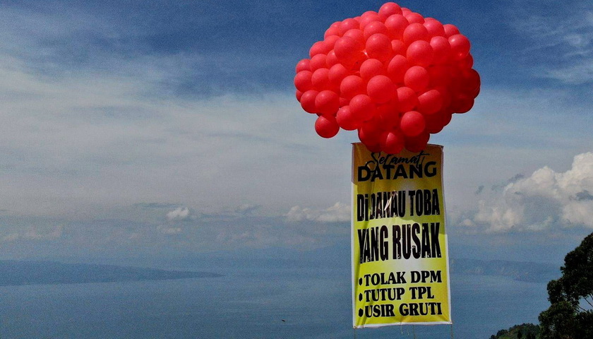 Sejumlah aktivis Sumatera Utara menerbangkan spanduk bertulis 'Selamat Datang di Danau Toba, Danau Indah Penuh Masalah Kerusakan Lingkungan', Sabtu (25/2/2023).