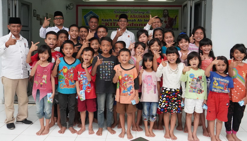 Di sela-sela memperingati Perayaan Hari Ulang Tahun (HUT) ke-15 Partai Gerindra. Senin (6/2/2023), DPD Partai Gerakan Indonesia Raya (Gerindra) Sumatera Utara melakukan kegiatan membagikan susu dan bahan pangan pokok.