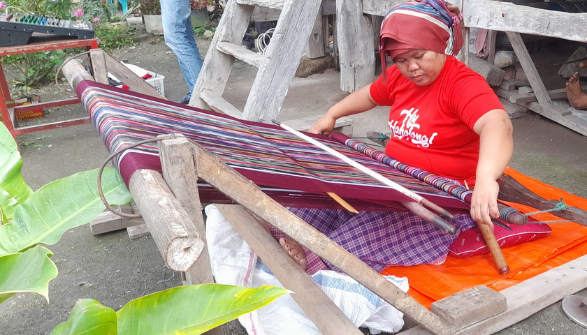 Para ibu yang menjadi pengerajin atau penenun kain (Ulos) di Desa Hutana Godang Kecamatan Muara Kabupaten Tapanuli Utara, Sumut, terlihat sangat antusias dan semangat ketika menjalin helai per helai benang yang nantinya akan menjadi sebuah kain.