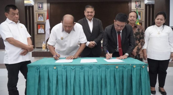 Plt. Bupati Langkat H. Syah Afandin SH menerima kunjungan Ketua Yayasan Universitas Sari Mutiara dan Ketua STMIK Kaputama Binjai di Ruang Pola Kantor Bupati