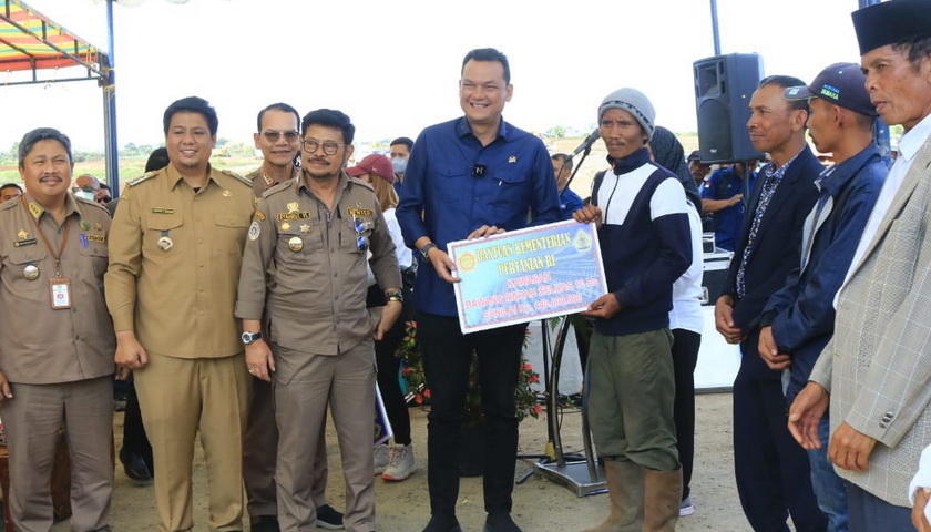 Selain melakukan penanaman perdana kentang pada kawasan pertanian terpadu (KPT) Kabupaten Samosir, dalam kunjungan kerjanya, Mentan Syahrul Yasin Limpo membantu petani Samosir.