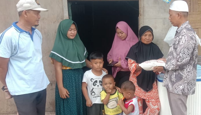 Aminah (61) janda yang berdomisili di Dusun III Desa Pematang Cermai, Kecamatan Tanjung Beringin, Serdang Bedagai, Sumatera Utara, mengaku terharu dan bahagia menerima bantuan beras 1 goni dengan berat 5 kg dari SMSI Sergai.