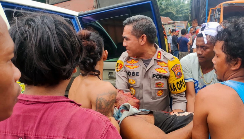 Kapolres Batubara AKBP Jose DC Fernandes SIK tampak langsung memimpin evakuasi terhadap korban kecelakaan di Jalinsum Desa Karang Baru, Kecamatan Datuk Tanah Datar, Selasa (14/3/2023), sekira pukul 10.30 WIB.