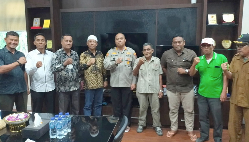 Perwakilan petani yang tergabung dalam Kelompok 80 Tambak Inti Rakyat (TIR) Kecamatan Tanjung Beringin, Serdang Bedagai (Sergai), Sumatera Utara menjumpai Kapolres Sergai AKBP Dr Ali Machfud SIK, di ruang kerjannya, Kamis (16/3/2023).