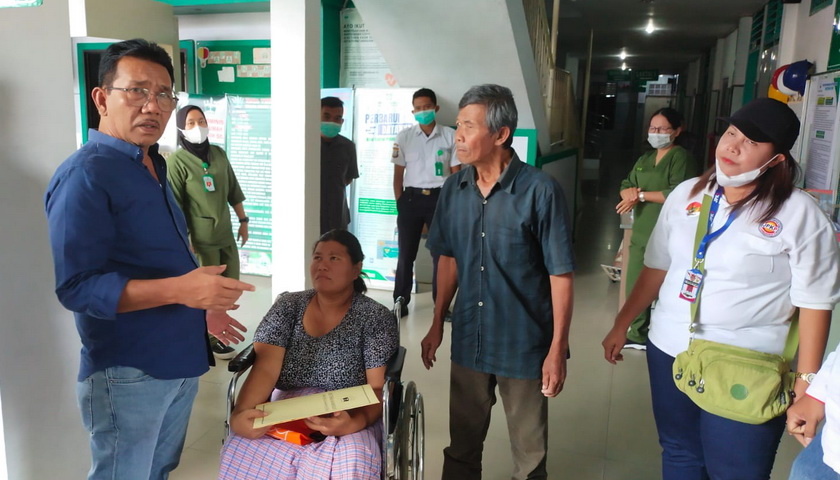Ketua DPRD Simalungun Timbul Jaya Sibarani turun tangan membantu biaya pengobatan warga Jorlang Hataran yang dirawat selama lebih kurang sepekan di RSU Tiara Kasih Sejati Pematang Siantar.