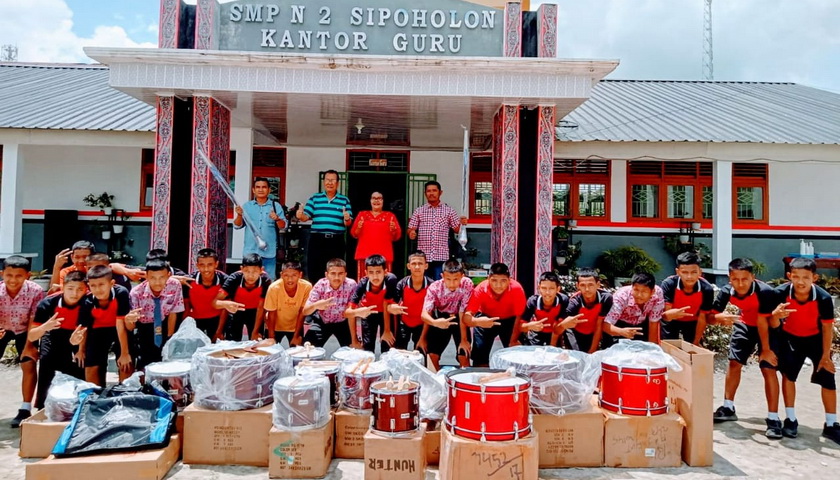 Komite SMPN 2 Hutaraja Kecamatan Sipoholon pantas dapat apresiasi karena berhasil menghimpun dana sampai Rp80 juta dan membeli 1 set perangkat drumband.