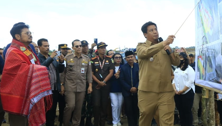Menteri Pertanian Syahrul Yasin Limpo melakukan penanaman perdana di Kawasan Pertanian Terpadu Kabupaten Samosir Desa Hariara Pintu, Harian, Selasa (28/2/2023).