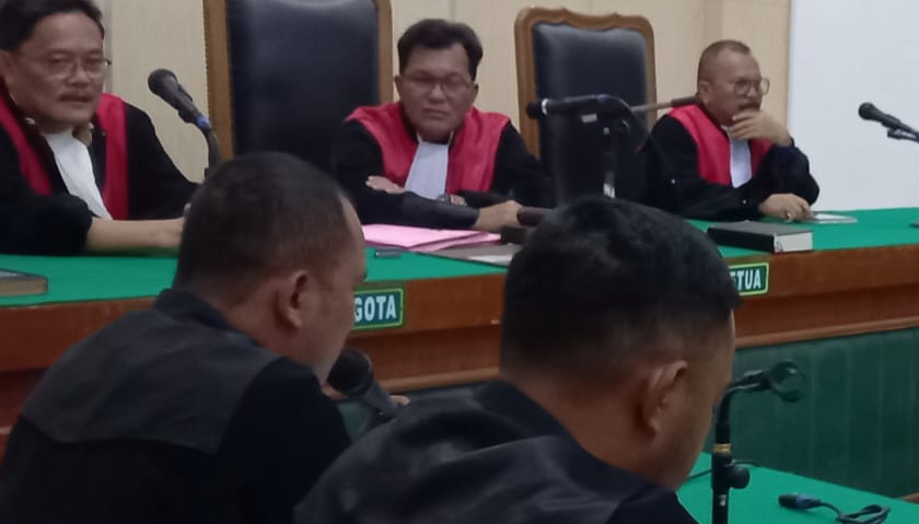 Direktur PT Pollung Karya Abadi (PKA) H Suherdi dan mantan Pimpinan Seksi Pemasaran Fakhrizal (berkas penuntutan terpisah), Kamis petang (16/3/2/23), menjalani sidang perdana secara video teleconference (vicon) di Cakra 8 Pengadilan Tipikor Medan.